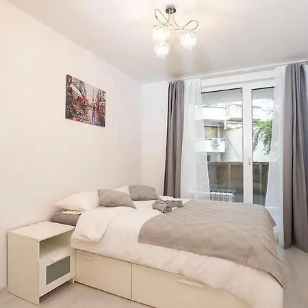 Luxury & Free Parking Apartment